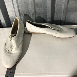 12 2a Easy Spirit white tie up loafers.